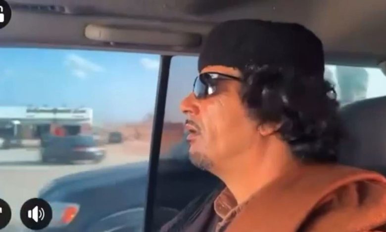 “يحيا-القائد”.-شاهد-شبيه-القذافي-يتجول-في-شوارع-ليبيا